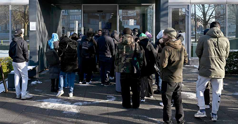Wachtrij aan het OCMW van Schaarbeek (Photonews)