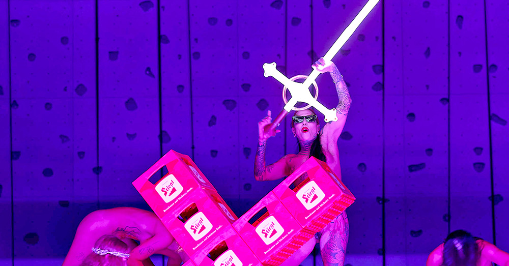 Naakte nonnen, alle mogelijke lichaamssappen en ontheiligde kruisbeelden: spotten met christendom is hip