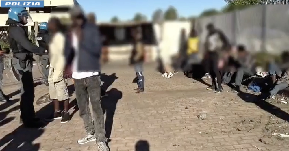 De politie identificeerde 22 illegalen in het kraakpand in Rome (Polizia di Stato)