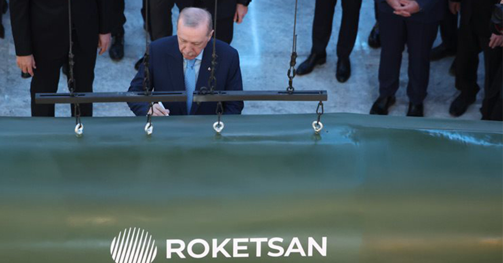 Erdogan tijdens de opening van een nieuwe site van het Turks wapenbedrijf Roketsan (Photonews)
