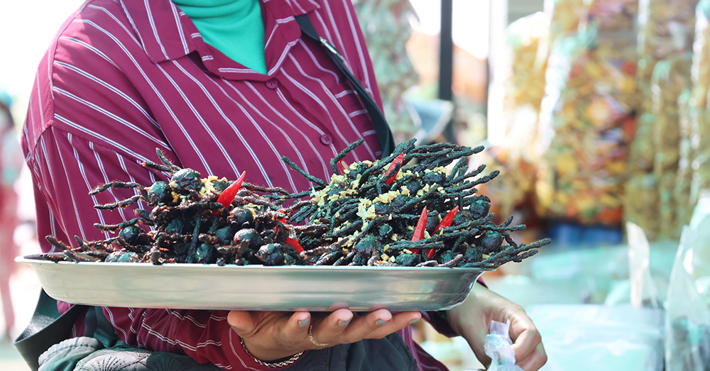 Gefrituurde tarantula op een markt in Cambodja (Shutterstock)