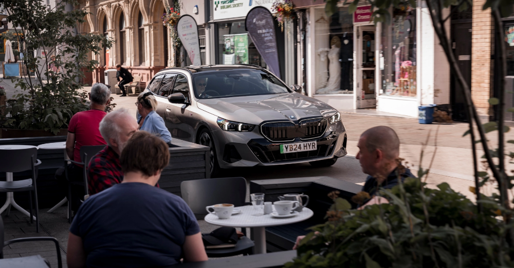 Een BMW i5 heeft een minimumgewicht van meer dan 2,2 ton.