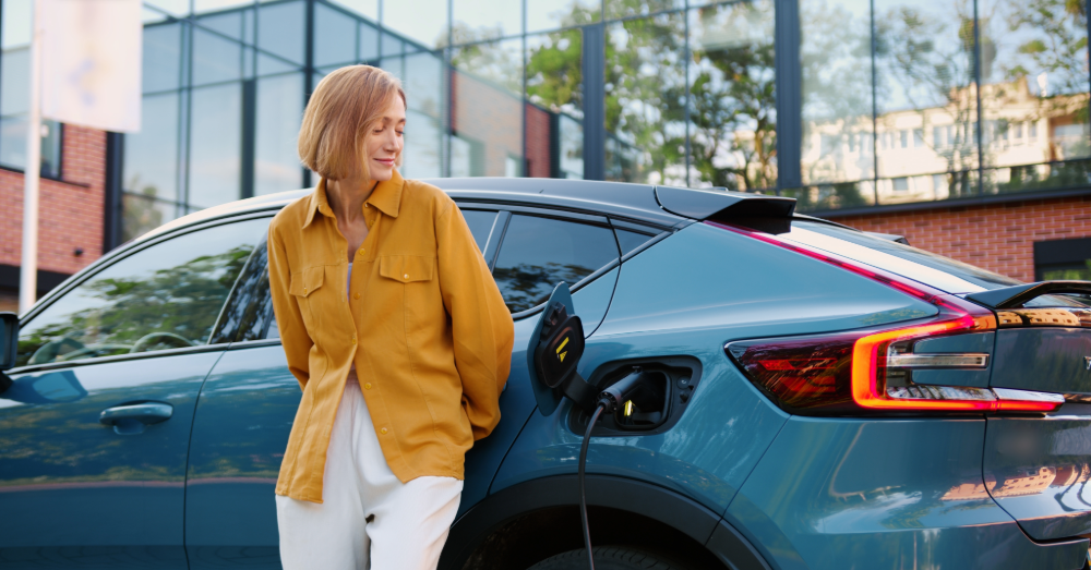 elektrische auto opladen vrouw