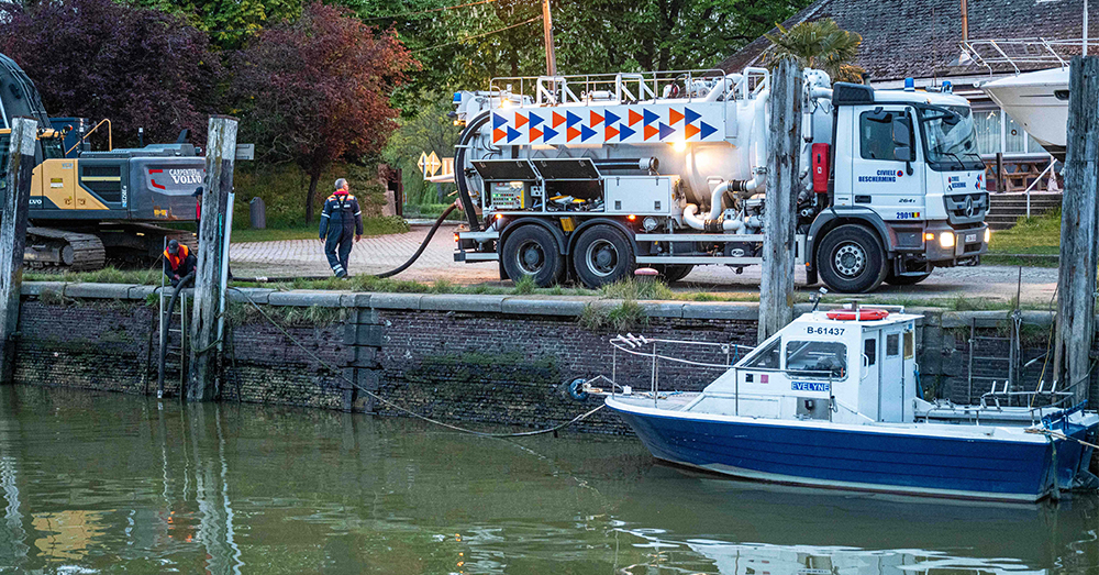 Ruiming van de olieramp in het Deurganckdok (Belga)