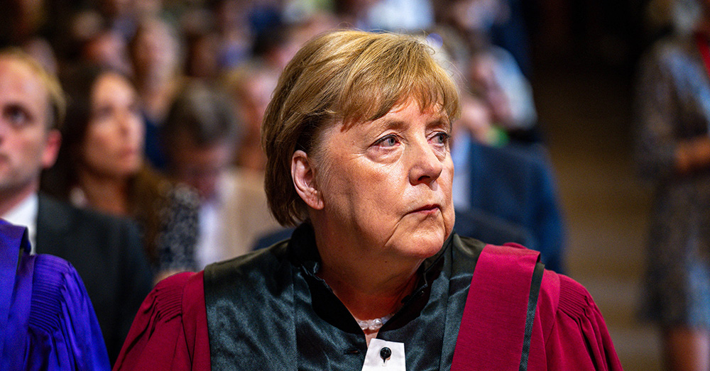 De rode schaduw over Angela Merkel: "Zolang er onduidelijkheid is, is de verdenking legitiem"