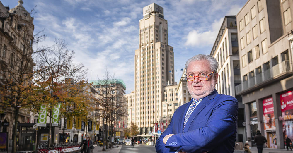 2024-04_12_Fernand-Huts-voor-de-Boerentoren-photonews