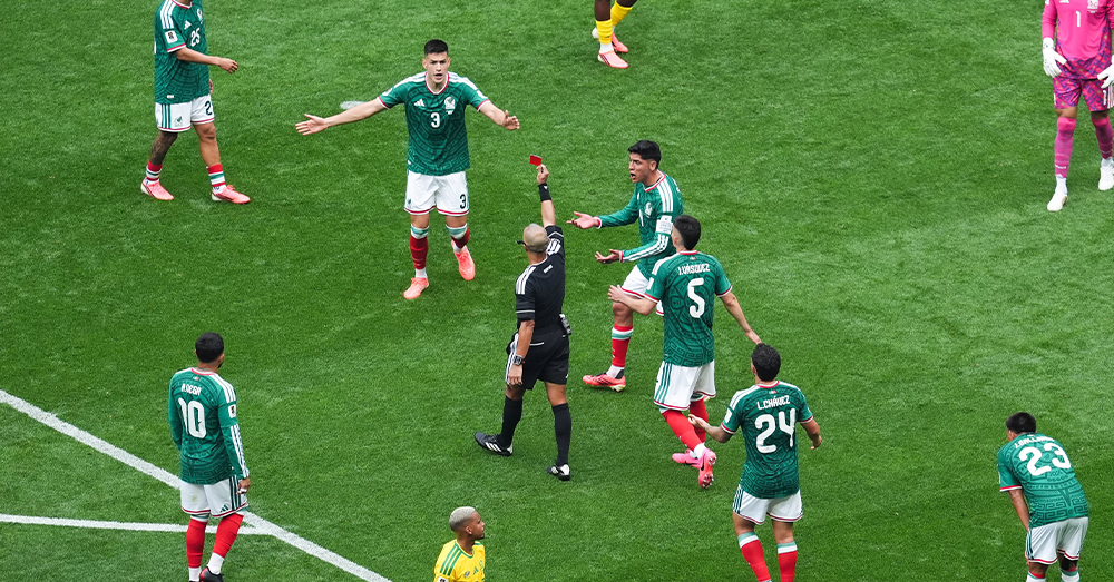 Er vielen meer rode kaarten dan goals in de eerste wedstrijd van het WK Voetbal (Photonews)