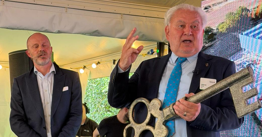 Fernand Huts krijgt de sleutel aangeboden (Dylan Wagemans)