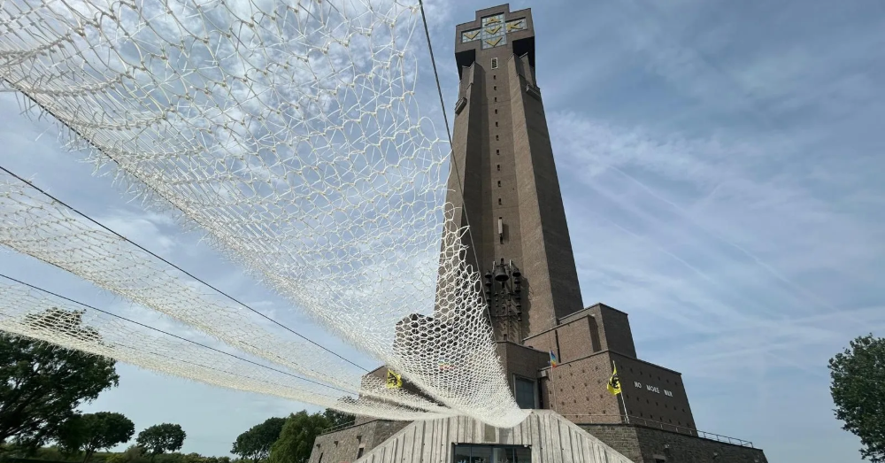 Het "kunstwerk" aan de IJzertoren. Foto: Museum aan de IJzer