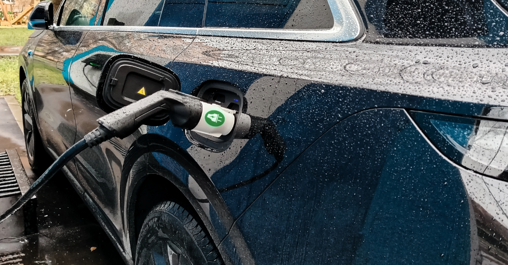 Elektrische wagen die aan het opladen is. Foto: Shutterstock