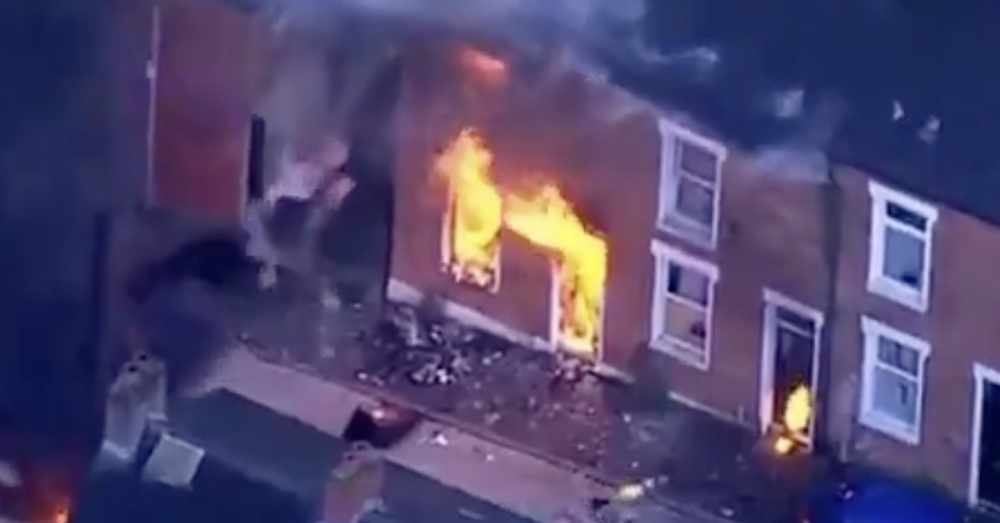Verschillende HMOs, waar vaak asielzoekers verblijven, werden in brand gestoken (via X)