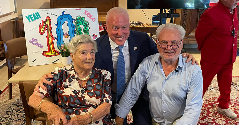Mama Huts viert 100ste verjaardag in aanwezigheid van Amerikaanse ambassadeur Bill White