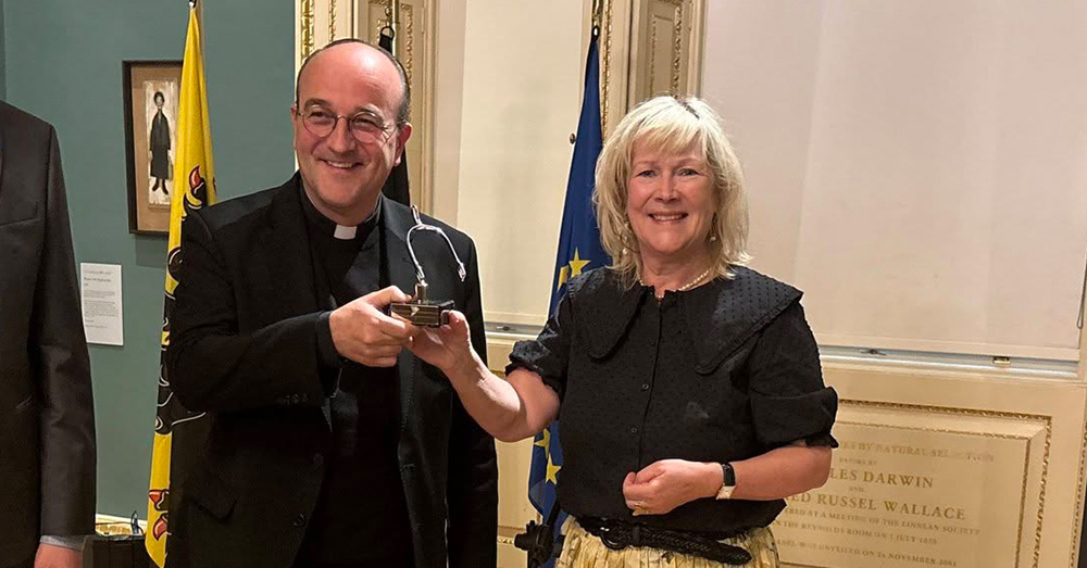 Priester Patrick Van der Vorst ontvangt ‘Gulden Sp