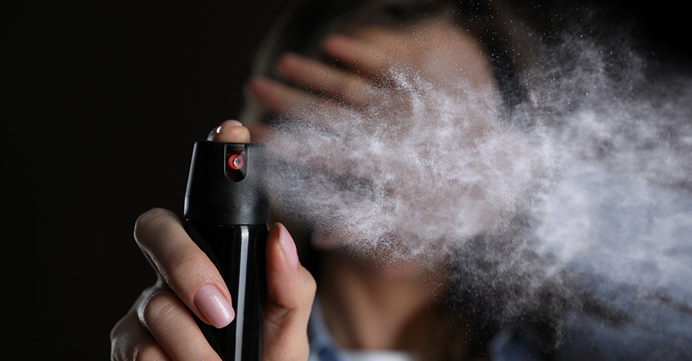 Slachtoffers worden dubbel bedreigd: "Zelfs pepperspray is in tal van Europese landen verboden"