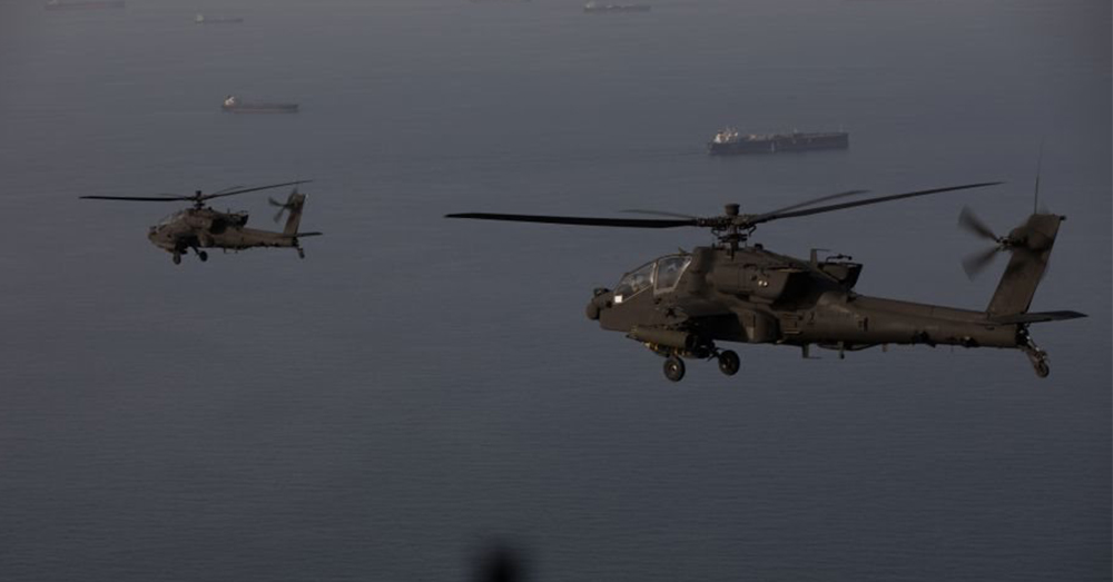Amerikaanse Apache-helikopters boven de Straat van Hormuz (Photonews)