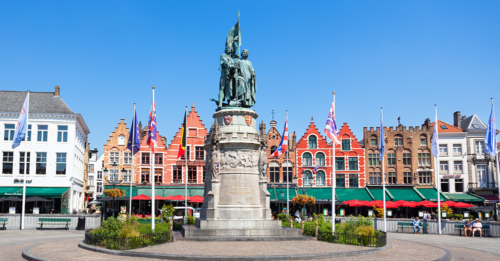 Er werd geld ingezameld voor het standbeeld van Jan Breydel en Pieter De Coninck op de Grote Markt in Brugge (Shutterstock)
