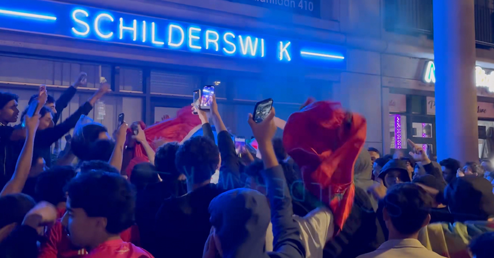 Marokkaanse voetbalsupporters in de Schilderswijk in Den Haag (X)