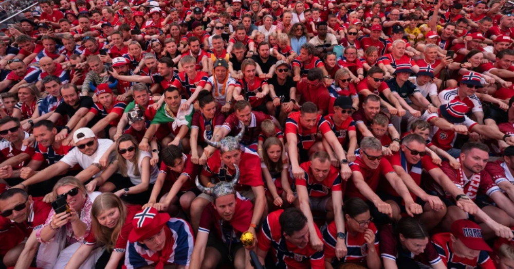 Noorse fans die hun roeibewegingen maken. Foto: Photonews