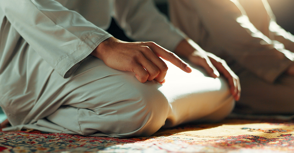 Franse ngo verspreidt gebedsmatjes en islamitische kalenders in asielcentrum