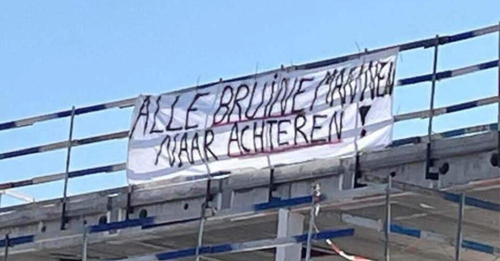 De spandoek die vorige week over de E40 hing. Foto: X