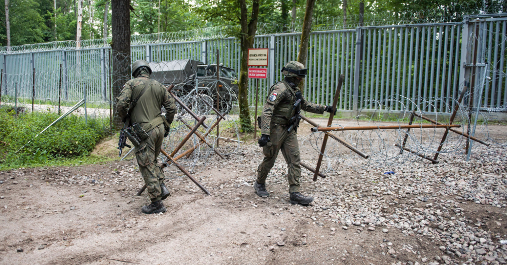 Poolse soldaten aan de grens met Wit-Rusland (Photonews)
