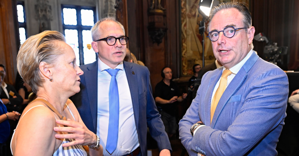 Annick De Ridder in gesprek met partijgenoten Matthias Diependaele en Bart De Wever (Photonews)