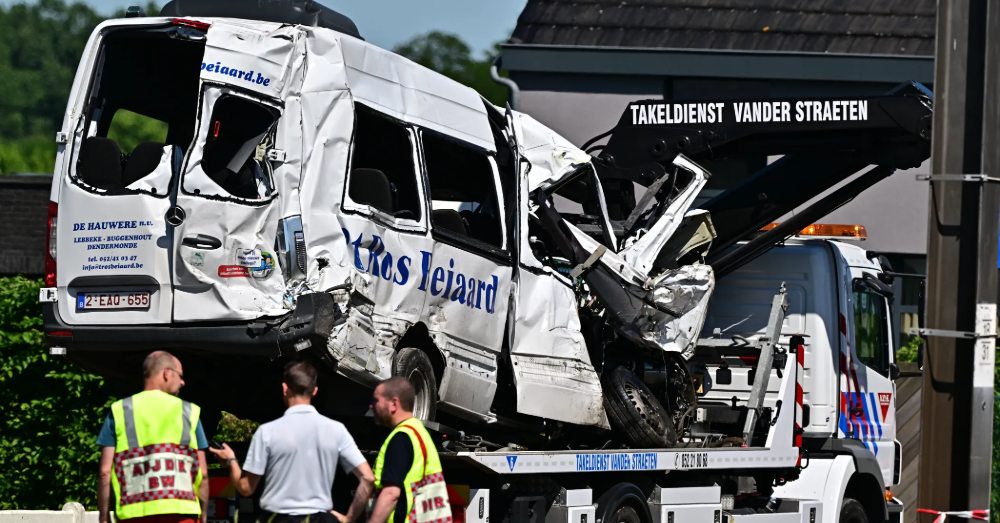 Het zwaar verhakkelde wrak na het ongeval in Buggenhout (Belga)