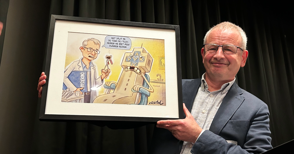 Na zijn toespraak kreeg Maddens een persoonlijk portret van onze cartoonist Erwin Vanmol (Dylan Wagemans)