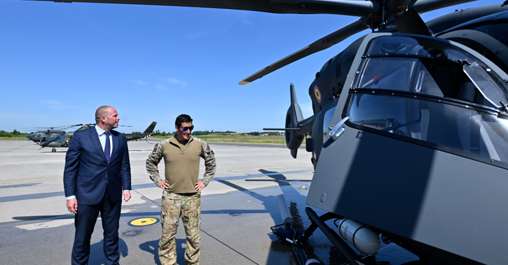 Theo Francken naast een helikopter van Defensie (Photonews)