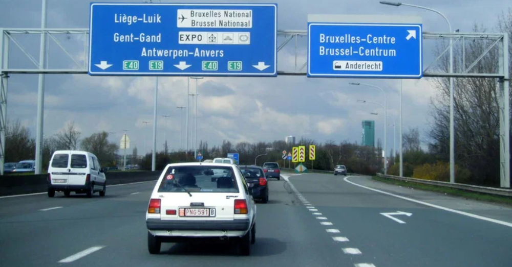 Tweetalige verkeersborden, verplicht of niet (Belga)