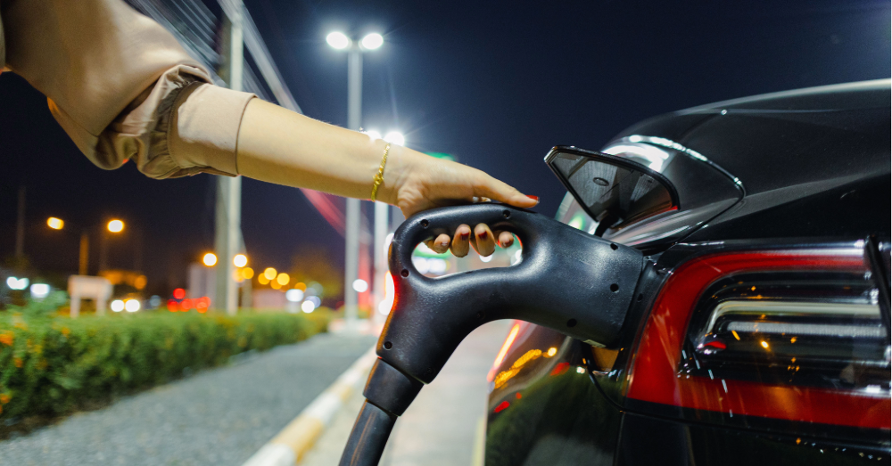 Vrouwen voelen zich ongemakkelijk bij het opladen van EV 's nachts (Shutterstock)