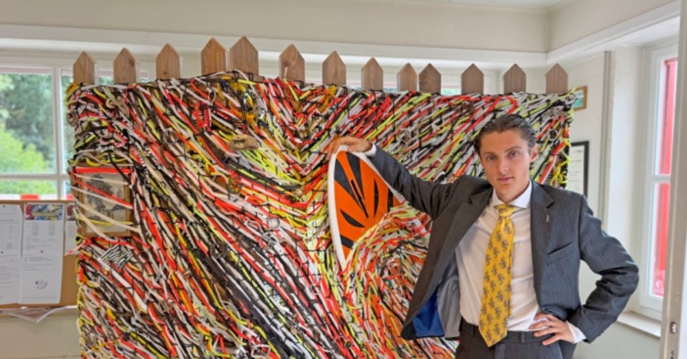 Kunstenaar Ralph Nollet bij zijn kunstwerk