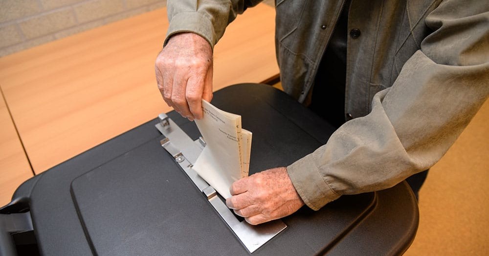 Kiezer aan de stembus, illustratie bij het referendum in Piddington