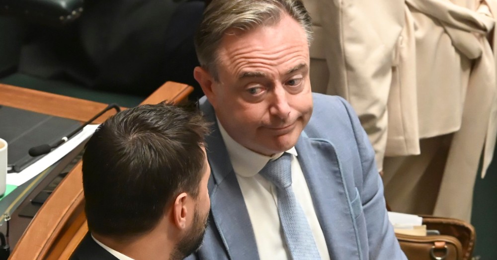 Bart De Wever in de Kamer, met op de voorgrond een man van achteren gezien