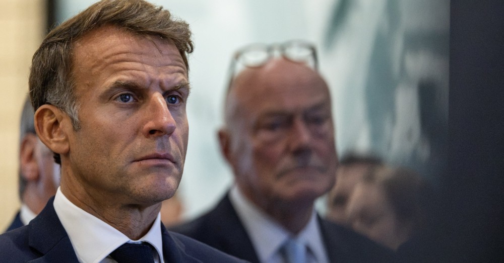 De Franse president Emmanuel Macron kijkt ernstig