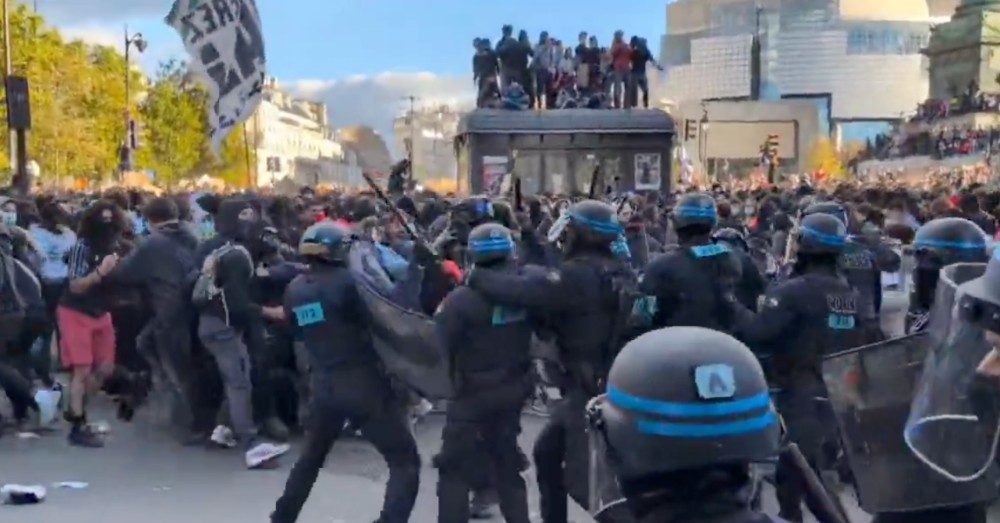 Franse oproerpolitie met helmen en schilden chargeert een menigte in Parijs
