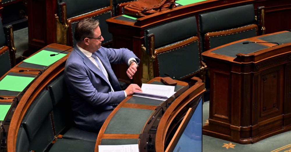 Bart De Wever zit alleen in de regeringsbanken van de Kamer