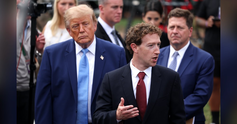 Donald Trump en Mark Zuckerberg tussen andere mannen in pak