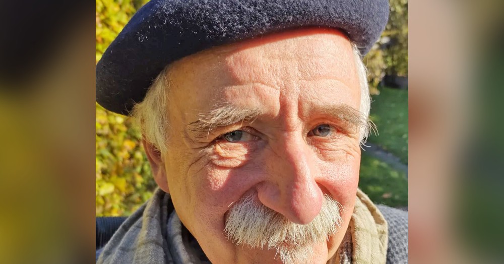 Portret van kunstenaar Marc Van Campenhout met baret