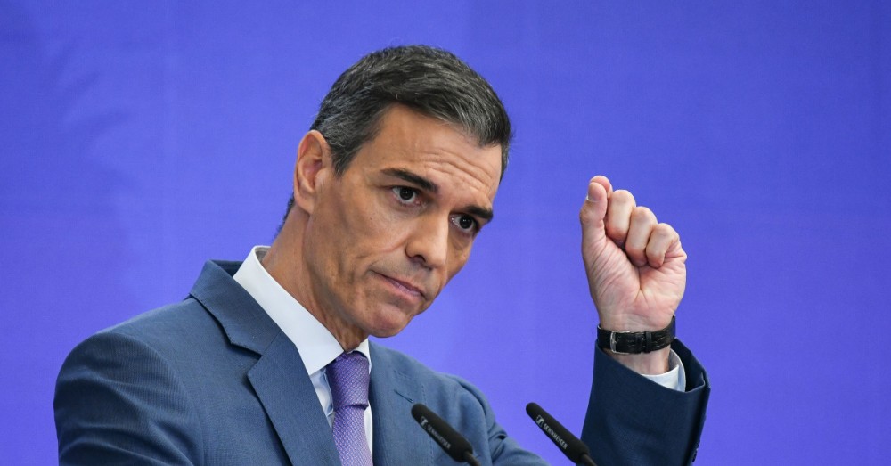 De Spaanse premier Pedro Sánchez balt zijn vuist achter het spreekgestoelte